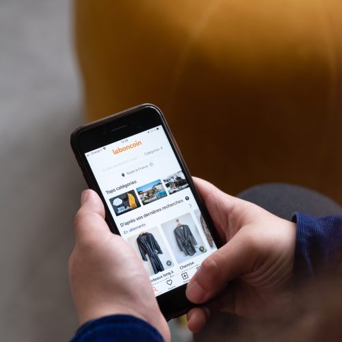 Vue de la nouvelle application pour smartphone de l’entreprise française leboncoin situés chez UFO, rue des jeûneurs à Paris, le 22 juin 2021.